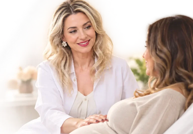 Kadın doğum uzmanı gebe hastasıyla gebelik takibinde